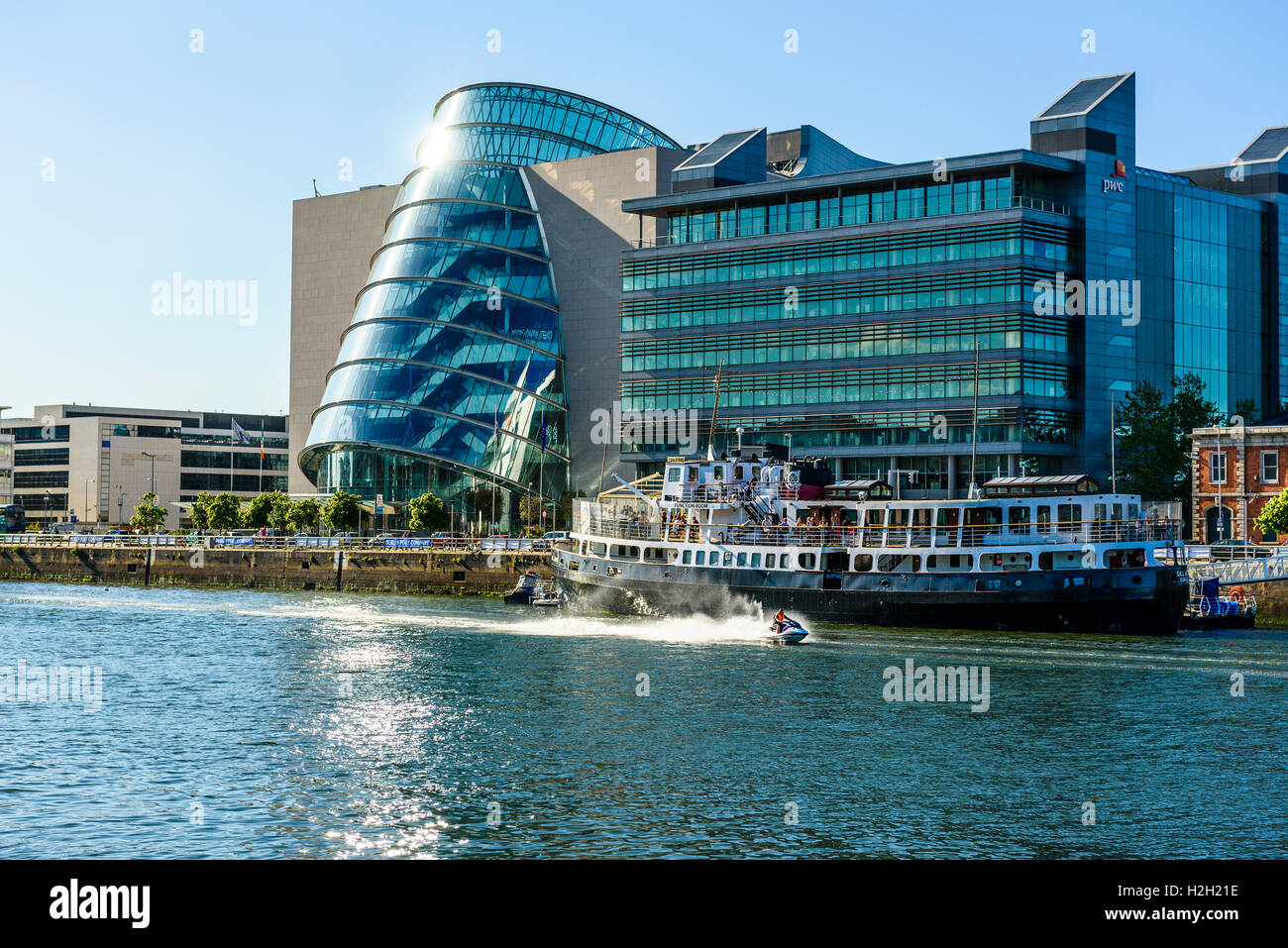 Jet-sci sul fiume Liffey Dublino Irlanda con centro congressi a Dublino, uffici di pwc e MV Cill Airne ristorante galleggiante Foto Stock