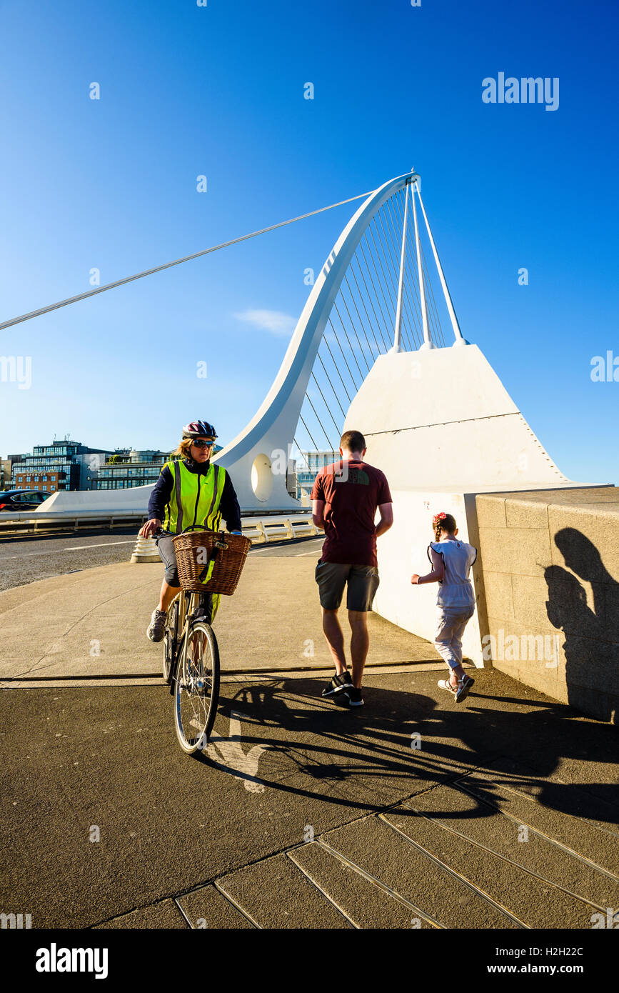 Ciclista e guide a estremità sud di Samuel Beckett ponte sul fiume Liffey Dublino Irlanda Foto Stock