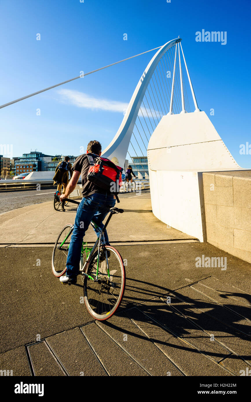 I ciclisti in corrispondenza di estremità sud di Samuel Beckett ponte sul fiume Liffey Dublino Irlanda Foto Stock