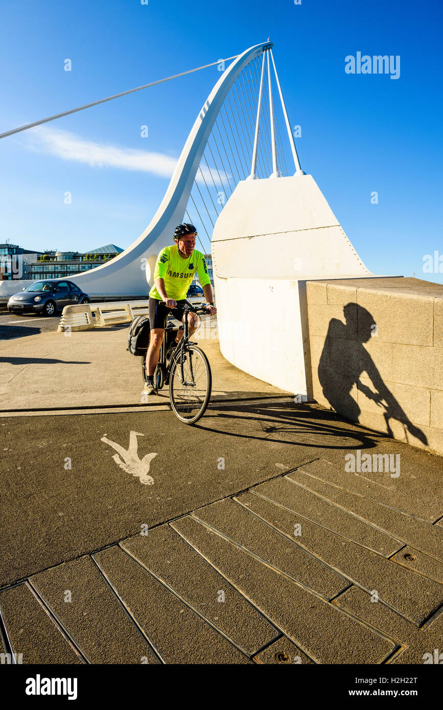 Ciclista a estremità sud di Samuel Beckett ponte sul fiume Liffey Dublino Irlanda Foto Stock