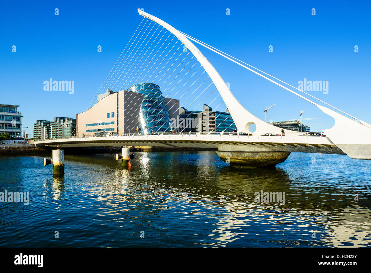 Samuel Beckett ponte sul fiume Liffey Dublino Irlanda con la Convenzione di Dublino Centro dietro Foto Stock