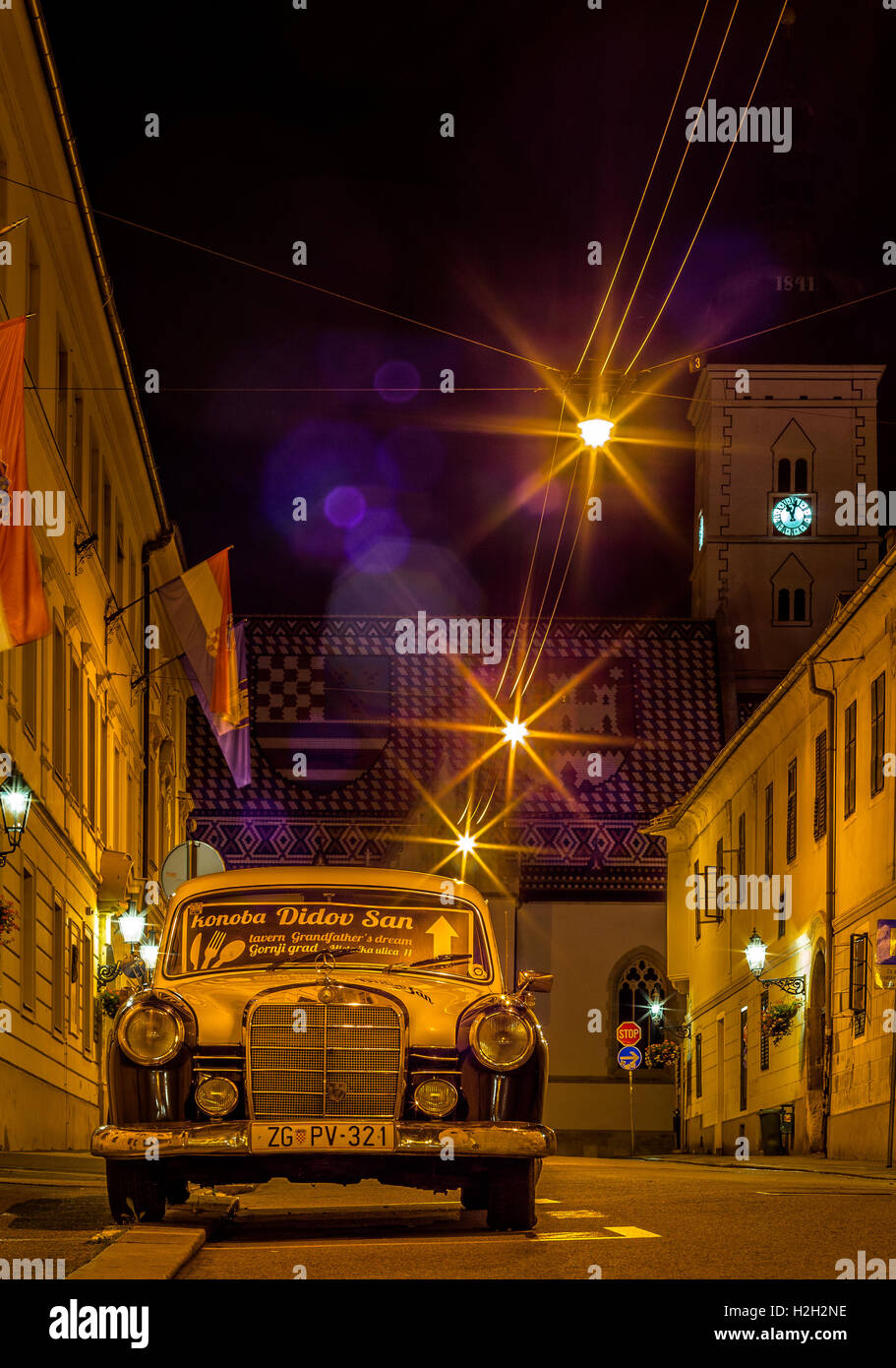 Un bellissimo vecchio Mercedes seduto di fronte a 'Markova crkva' a Zagabria, Gornji Grad Foto Stock