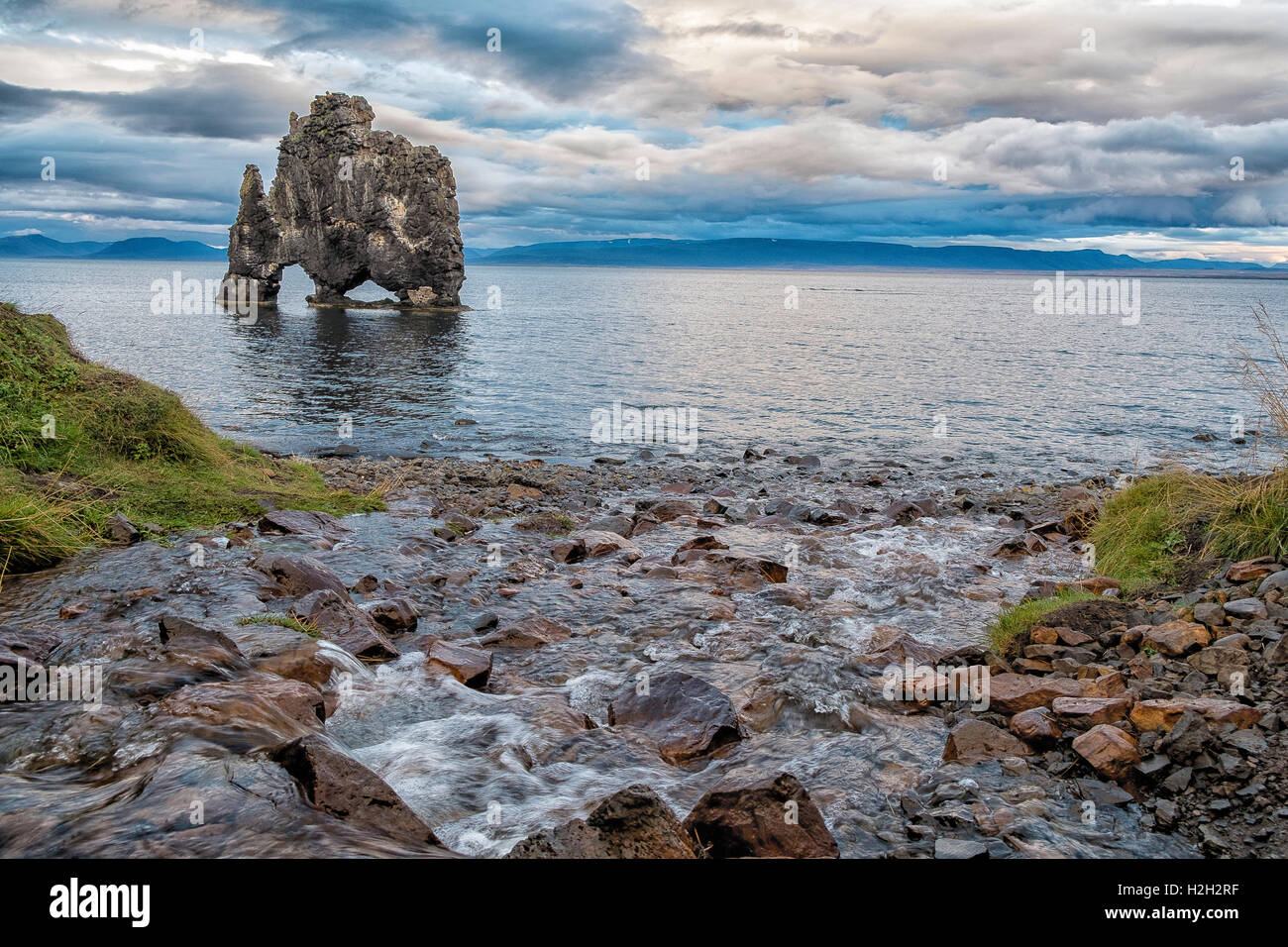 Hvitserkur nel nord dell'Islanda, drammatico cielo nuvoloso Foto Stock