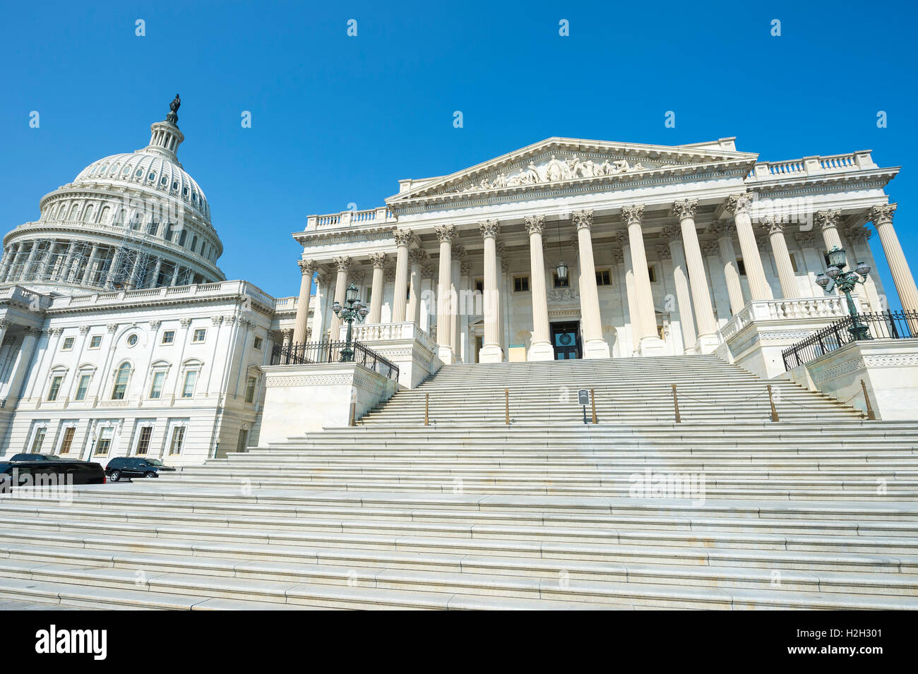 United States Capitol Building Washington DC USA vista panoramica con scala d'ingresso alle camere del Senato sotto il cielo blu chiaro Foto Stock