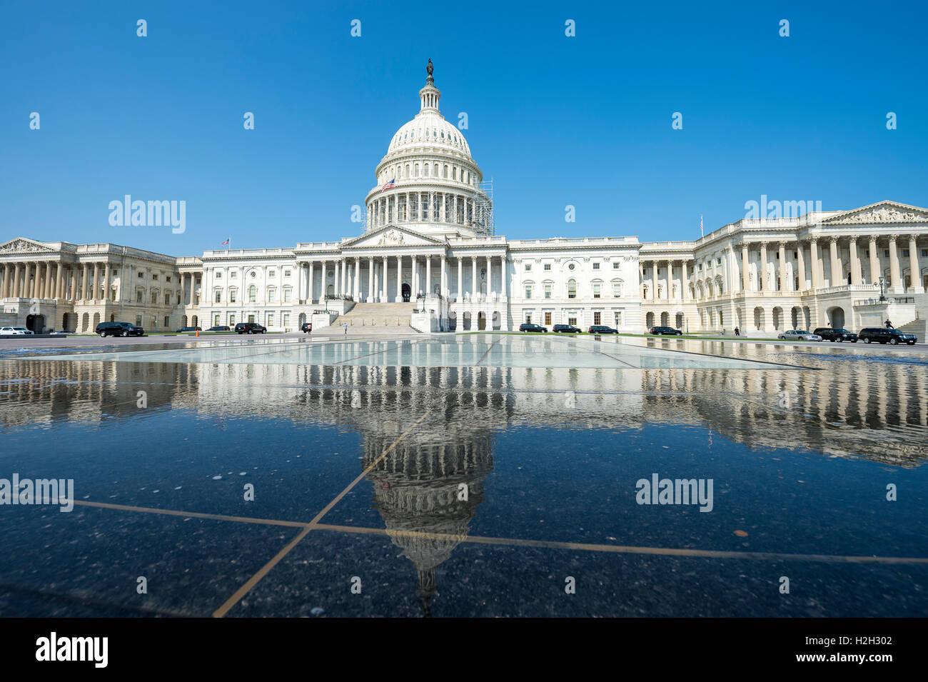 Vista panoramica della US Campidoglio di Washington DC, riflettendo su acqua sotto luminoso cielo blu Foto Stock