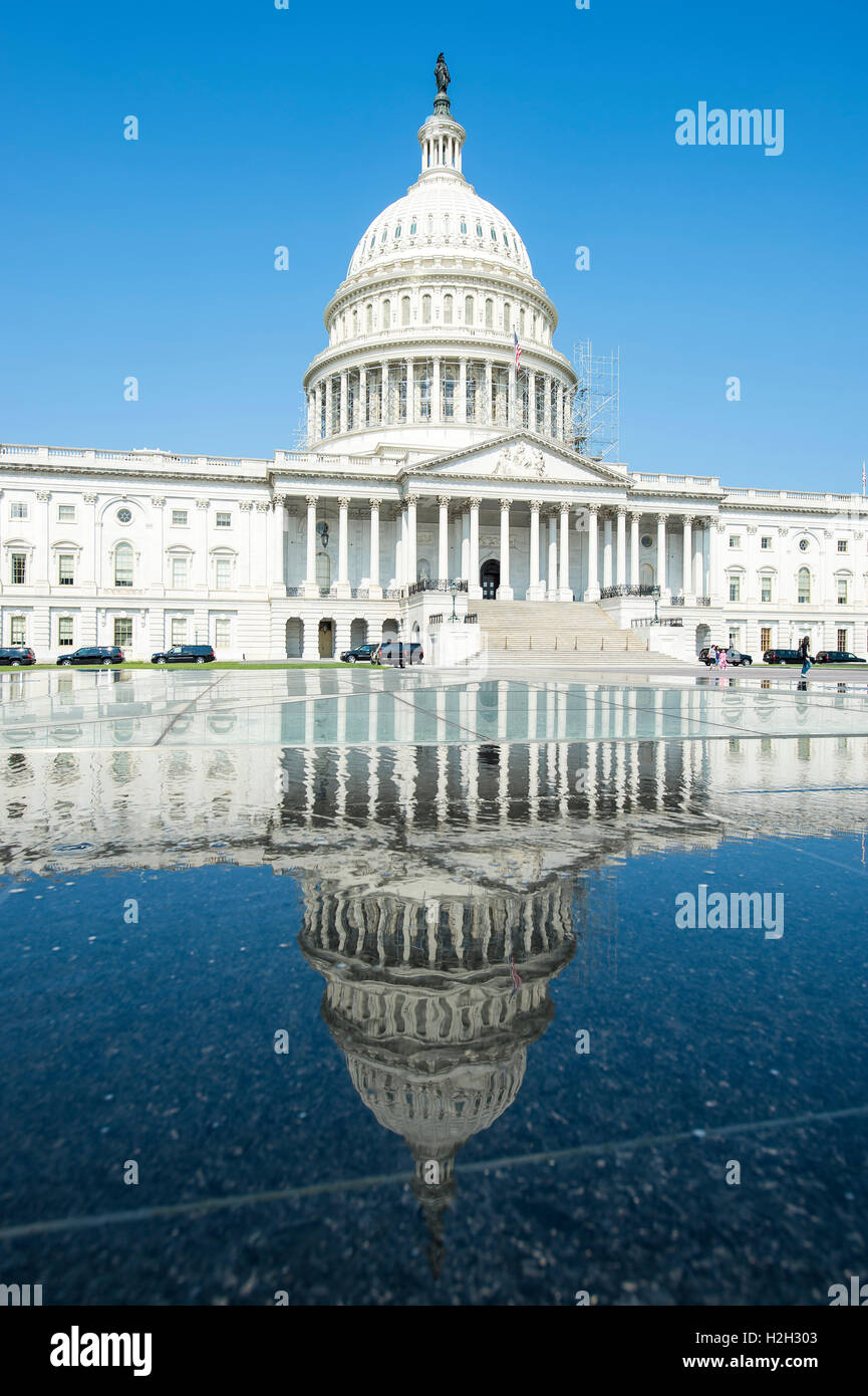 Luminose scenic vista degli Stati Uniti Campidoglio di Washington DC, riflettendo sull'acqua sotto il cielo blu chiaro Foto Stock