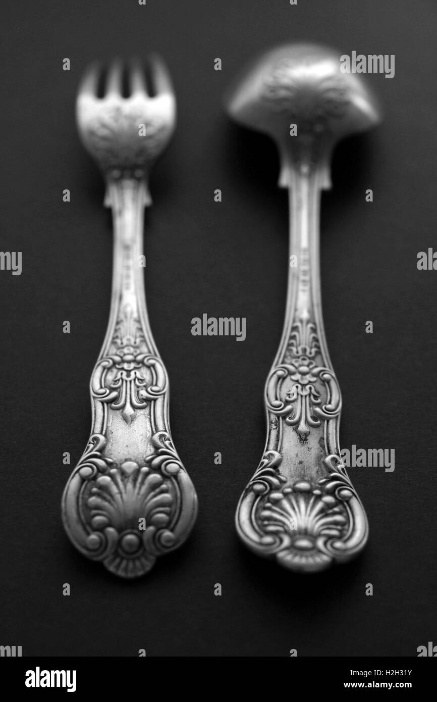 Argento antico cucchiaio e forchetta in bianco e nero con messa a fuoco poco profonda Foto Stock