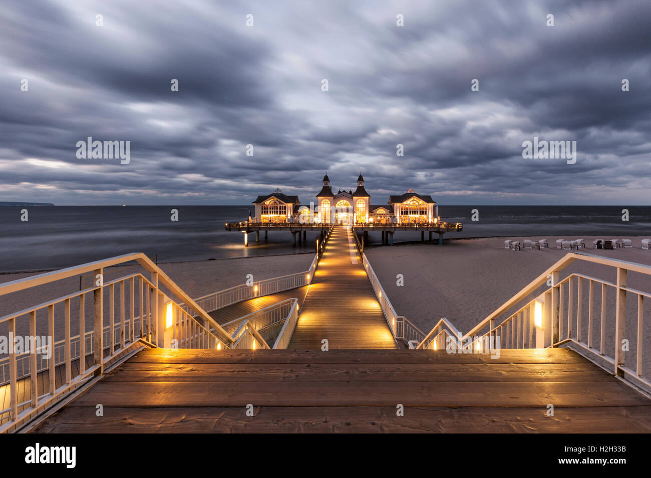 Illuminato dal molo storico a Ostseebad Sellin, Ruegen, Germania, di notte, una lunga esposizione Foto Stock