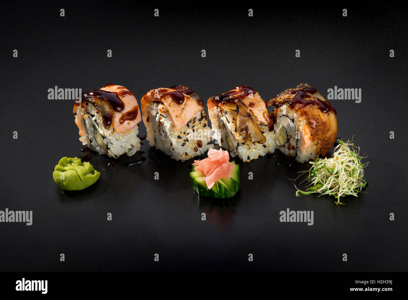 Diversi tipi di sushi preparato in stile giapponese Foto Stock