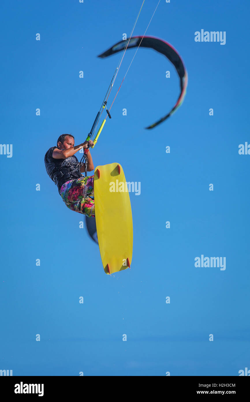 Athletic uomo a cavallo su kite surf a onde del mare Foto Stock
