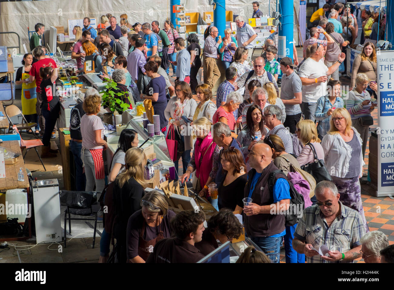 I visitatori di cibo di navigazione si spegne,nella sala mercato, Abergavenny Food Festival, Monmouthshire, South Wales, Regno Unito Foto Stock