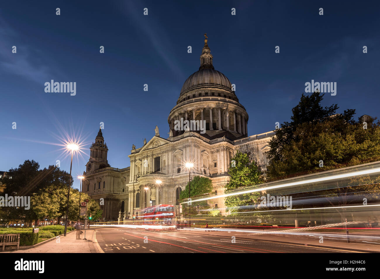 La cattedrale di St Paul, di notte, con percorsi di traffico di autobus di Londra sulla strada all'avanguardia dell'immagine Foto Stock