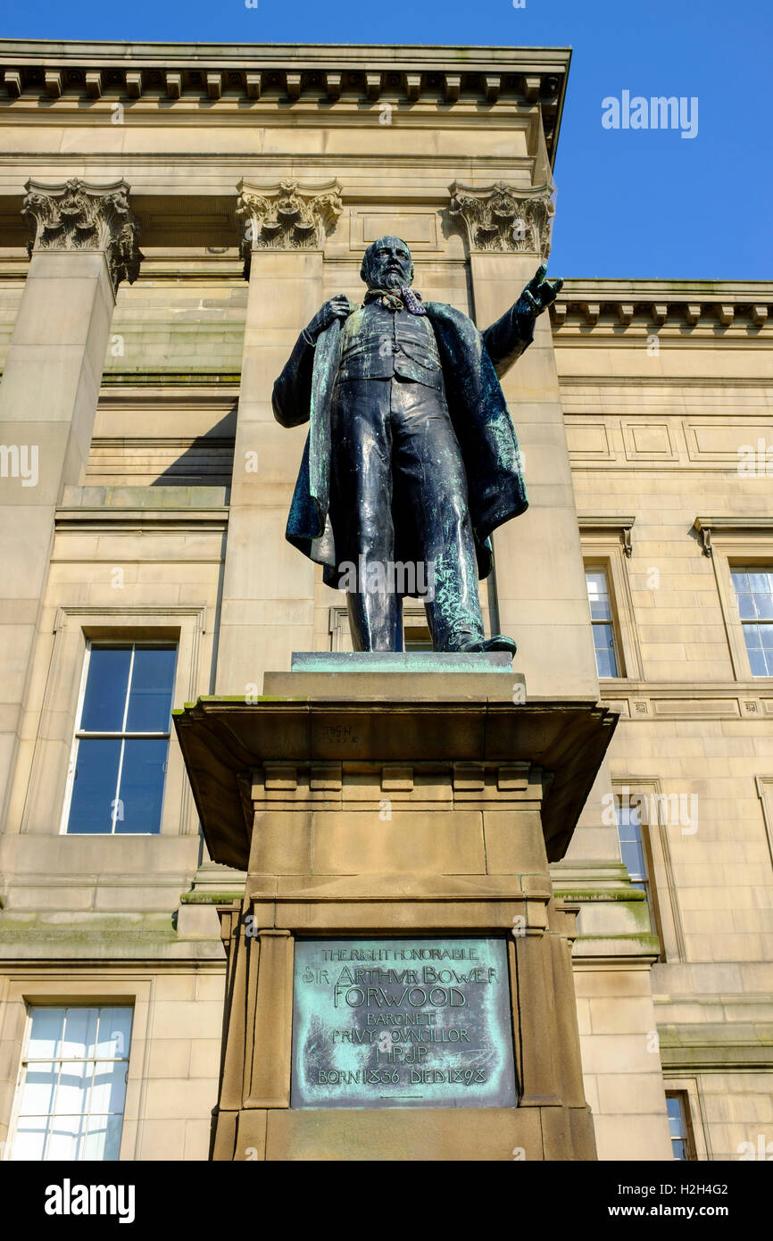 Statua di Sir Arthur Bower Forwood al di fuori di St Georges Hall di Liverpool, Regno Unito Foto Stock