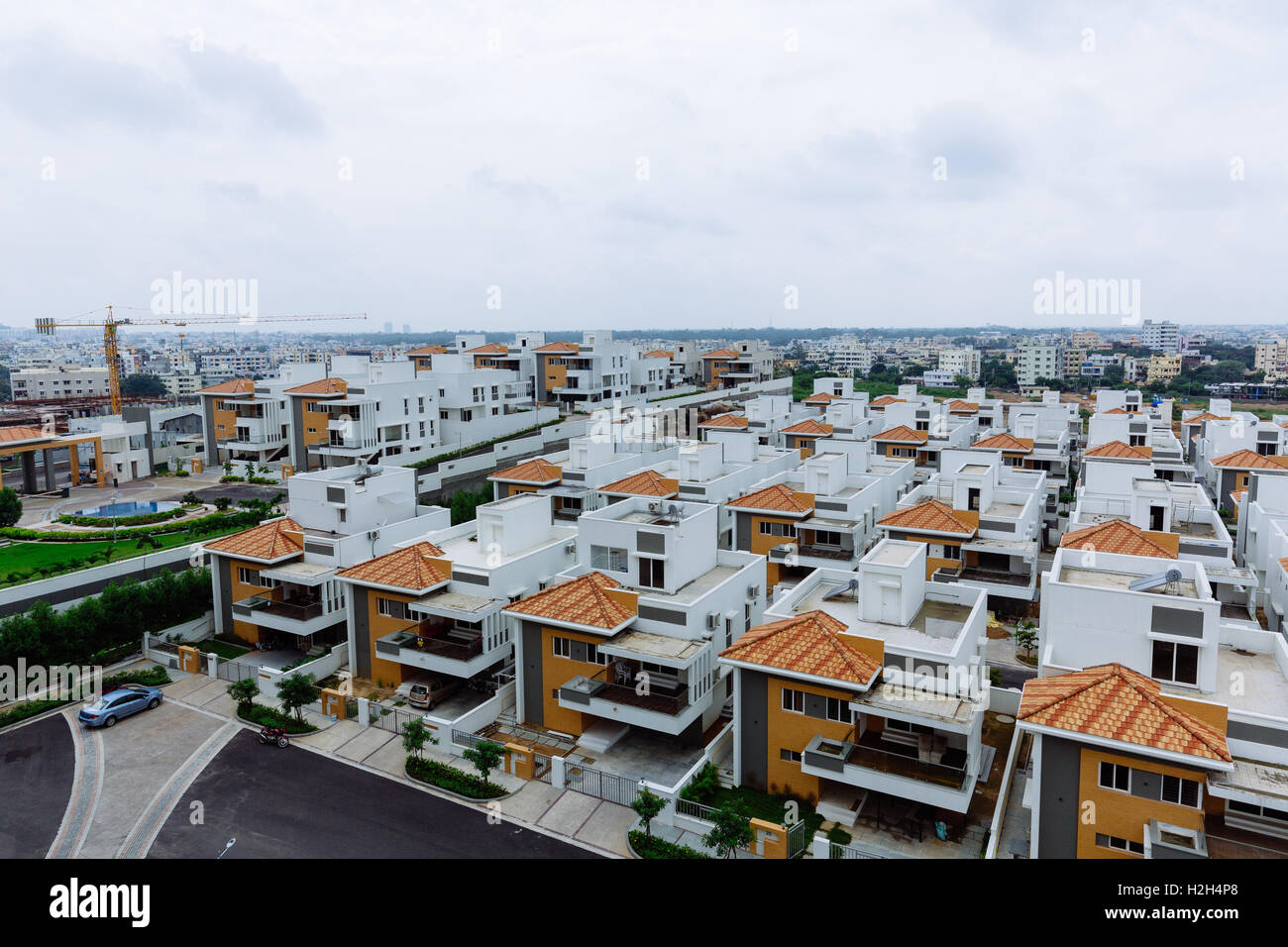 Case a schiera con tetto spiovente in area Chandanagar di Hyderabad, India Foto Stock