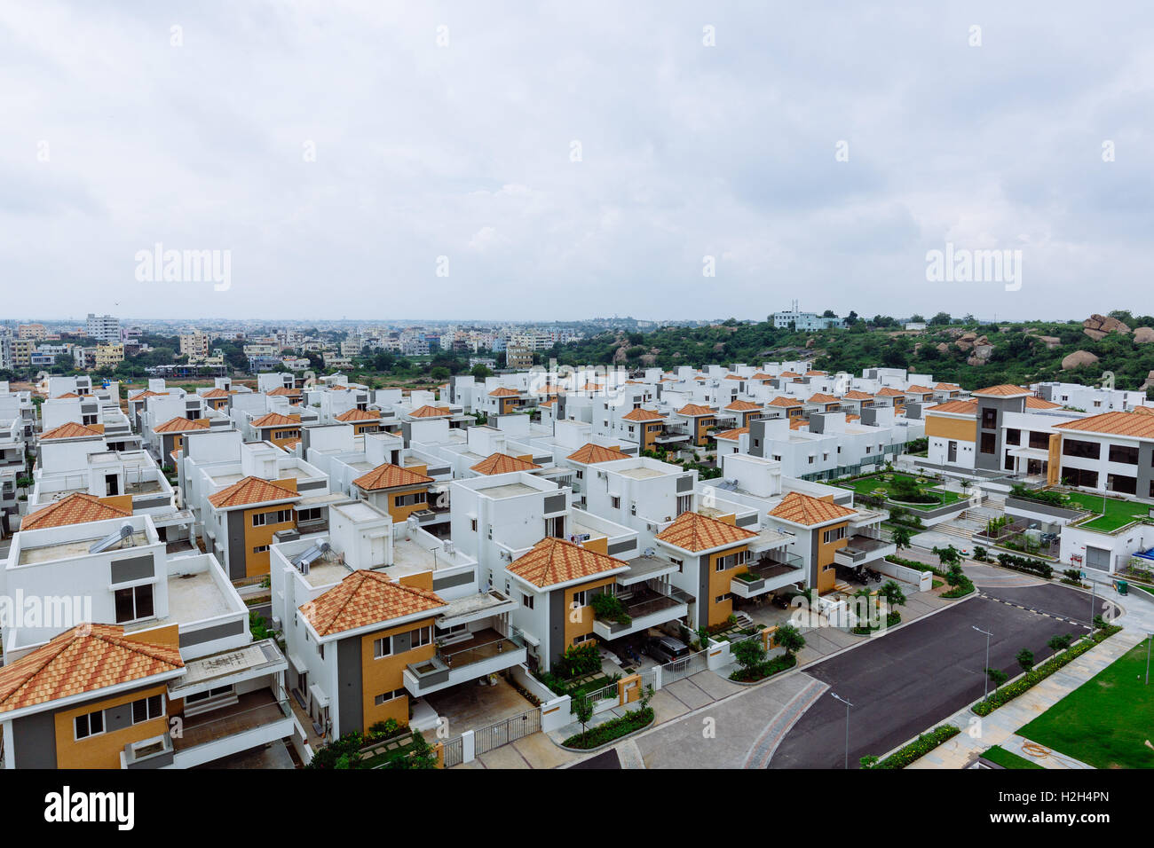 Case a schiera con tetto spiovente in area Chandanagar di Hyderabad, India Foto Stock
