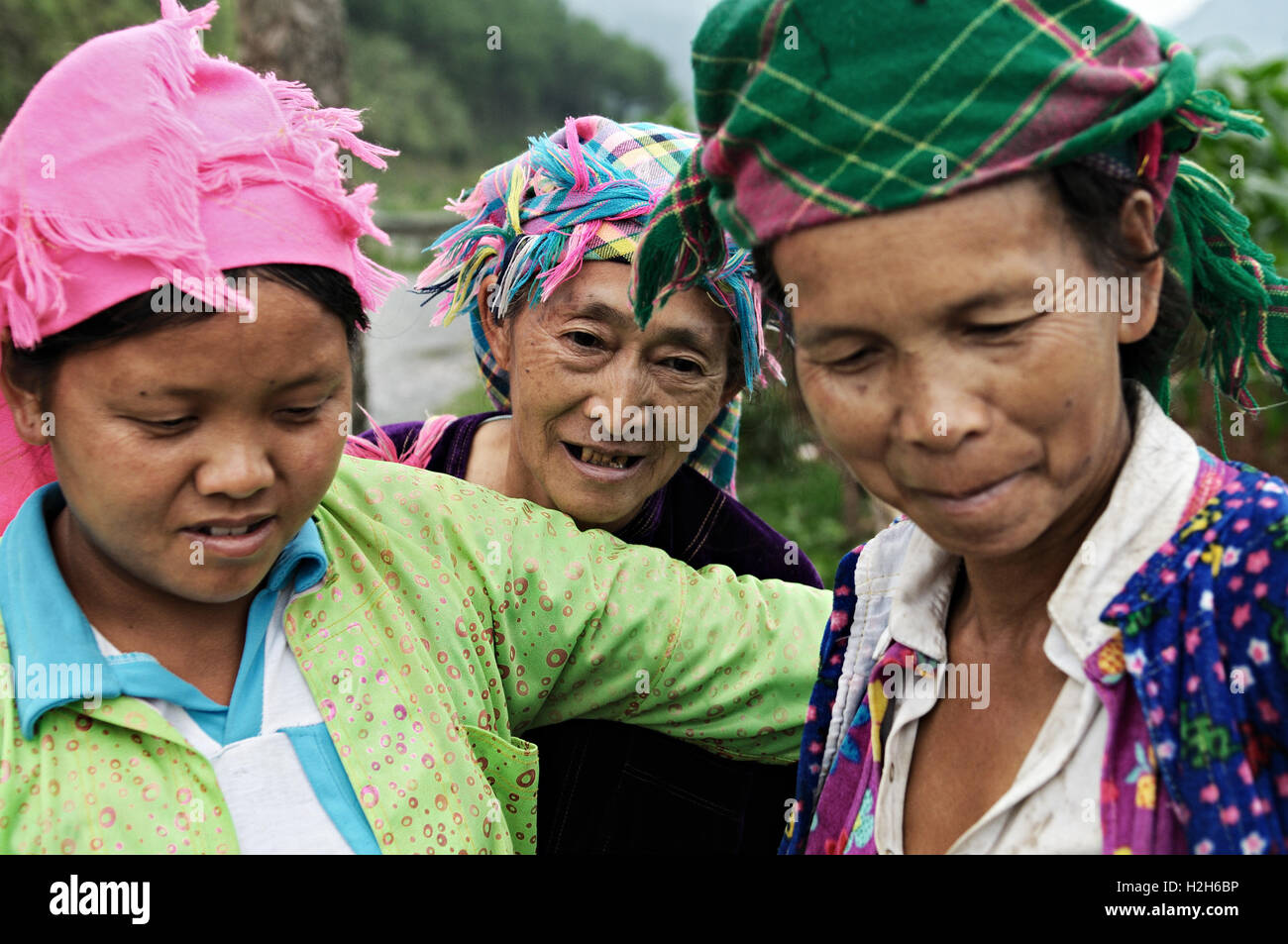 Le donne di etnia Hmong in minoranza ha Giang Provincia del Vietnam del Nord Foto Stock