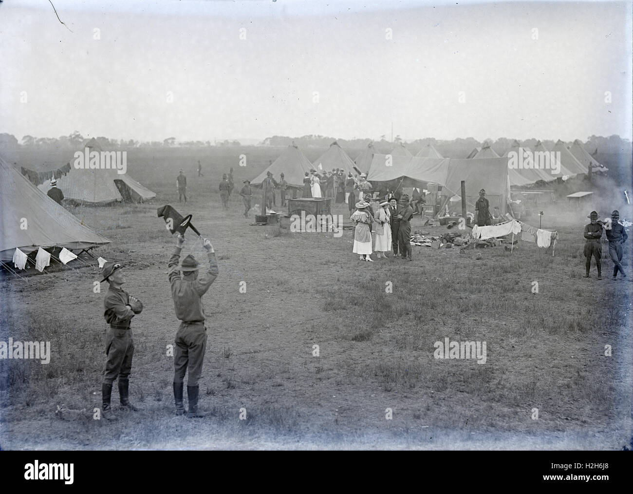 Antique circa 1917 fotografia, esercito nazionale Guard encampment, posizione sconosciuta ma possibilmente in Massachusetts. Fonte: originale negativo fotografico. Foto Stock