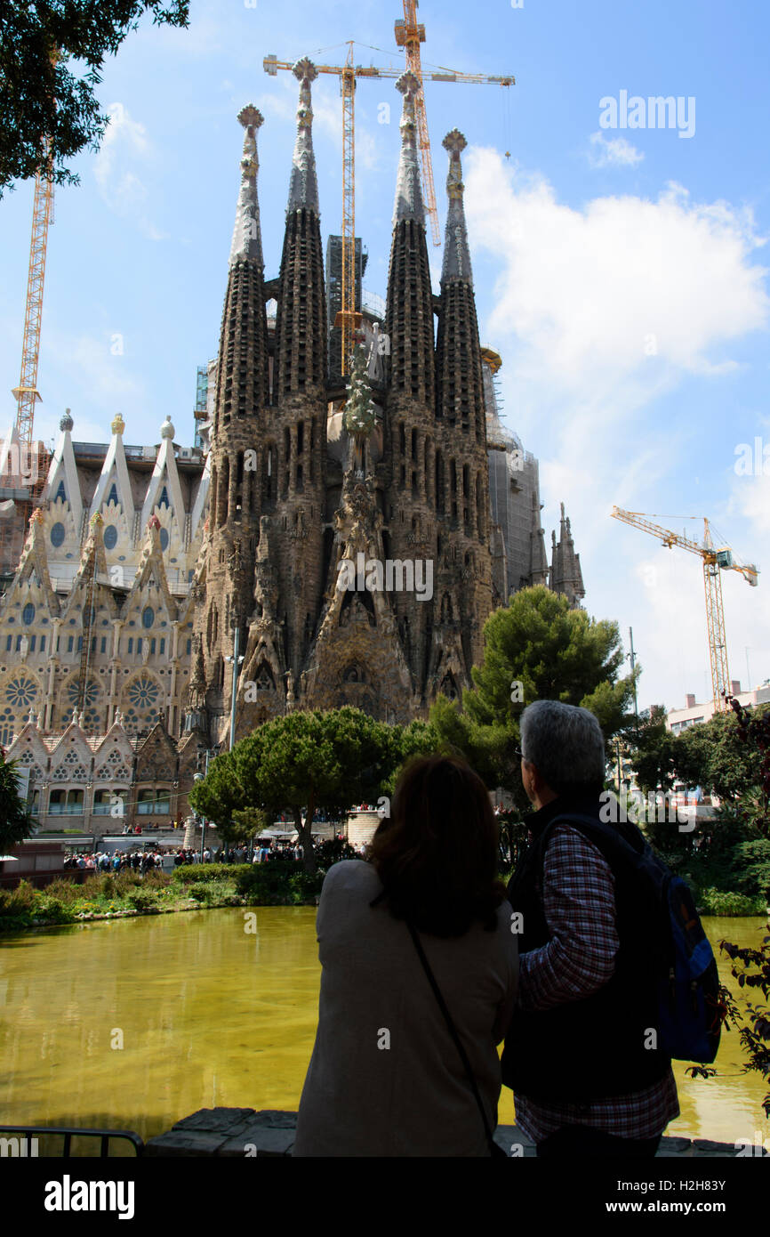 Un paio di guardare la costruzione f la Sagrada Familia a Barcellona. Spagna Foto Stock