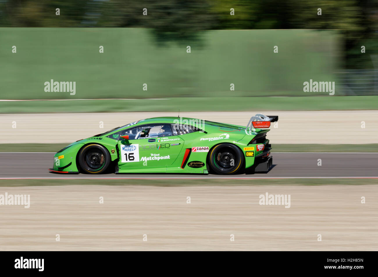 Imola, Italia - 25 Settembre 2016: una Lamborghini Huracan di Imperiale Racing Team, pilotato da Jeroen Mul e Mirko Bortolotti, il C.I. Gran Turismo Super GT3-GT3 in Autodromo Enzo e Dino Ferrari , a Imola, Italia. Foto Stock