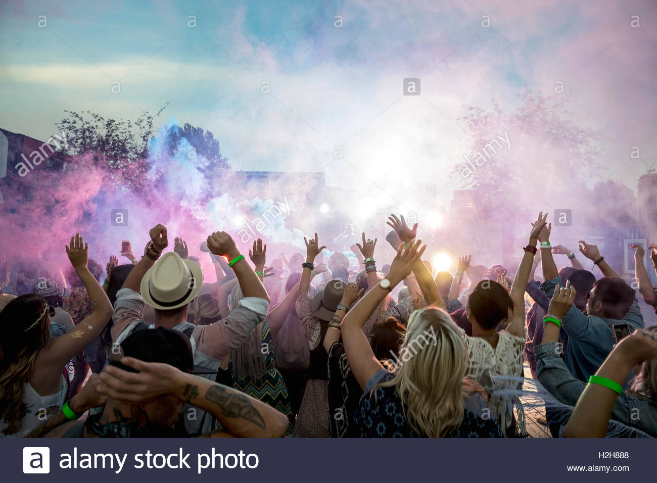Polvere sulla folla danzante presso i festival estivi di musica Foto Stock