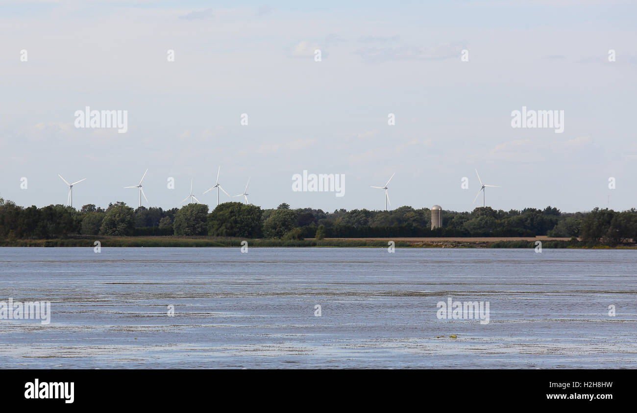 Le turbine eoliche sulle rive di un entroterra bay Foto Stock