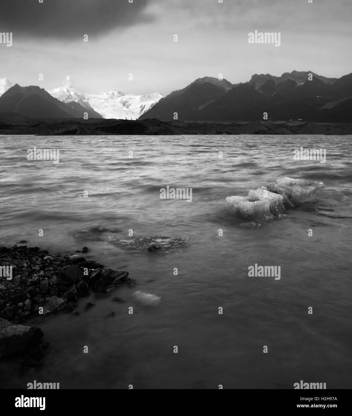 Il sole tramonta sulla radice vicino ghiacciaio McCarthy, Alaska. Foto Stock