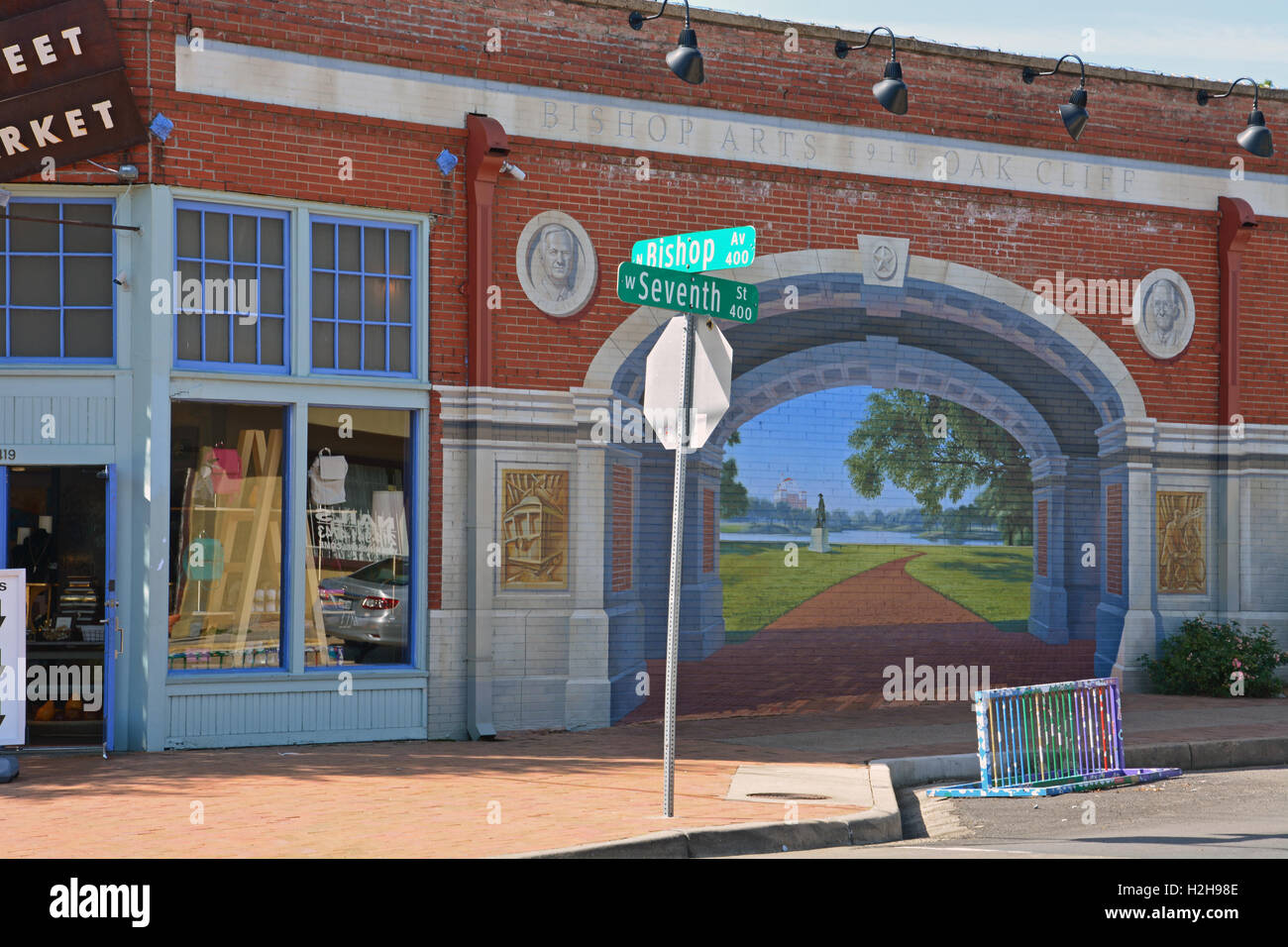 Un murale di strada nel quartiere alla moda di vescovo Quartiere delle Arti di quercia Cliff quartiere in Dallas Texas. Foto Stock
