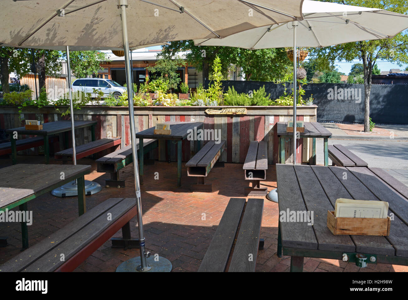 Posti a sedere esterni in un ristorante del Vescovo alla moda quartiere delle Arti di quercia Cliff quartiere in Dallas Texas. Foto Stock