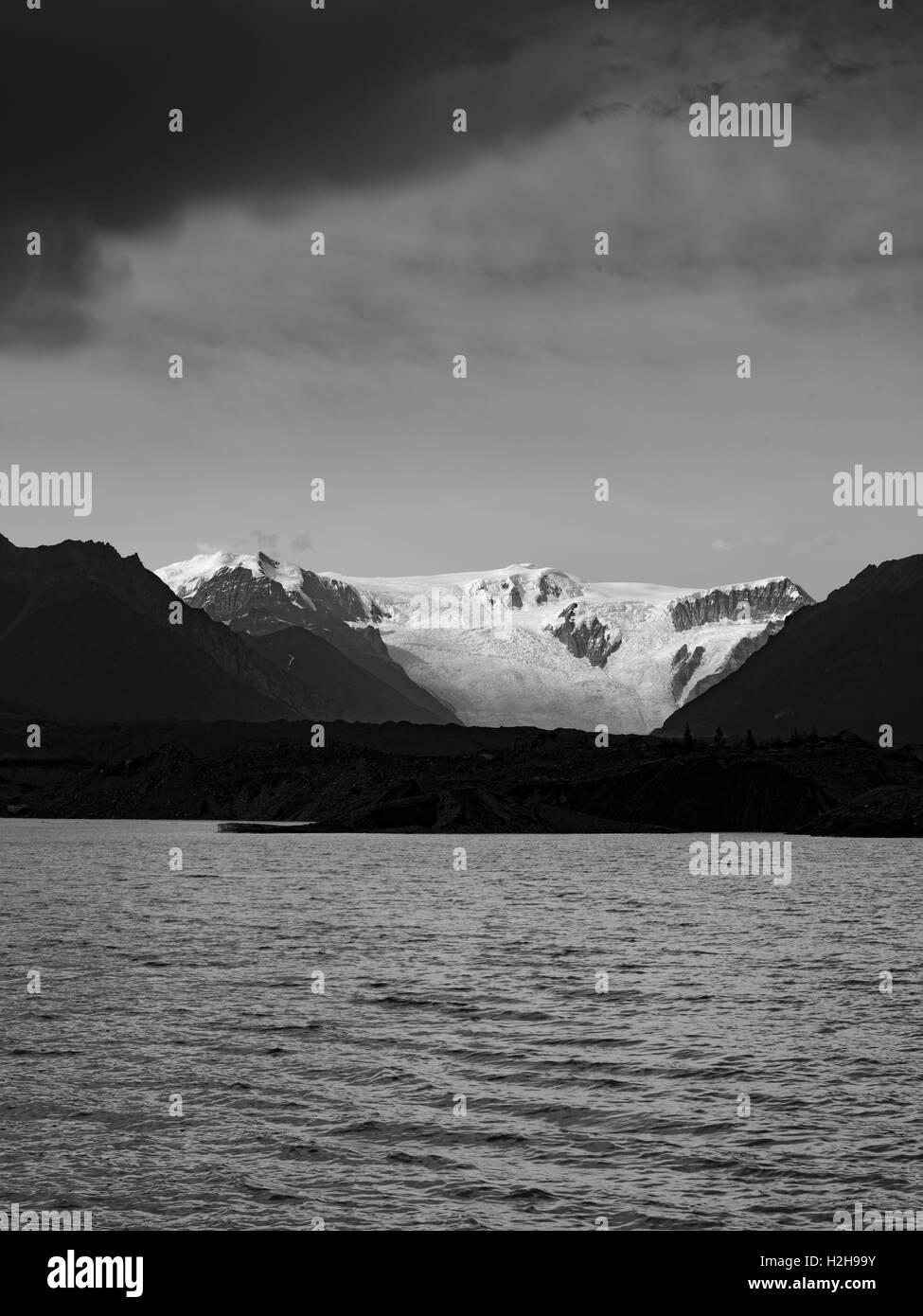 Il sole tramonta sulla radice vicino ghiacciaio McCarthy, Alaska. Foto Stock