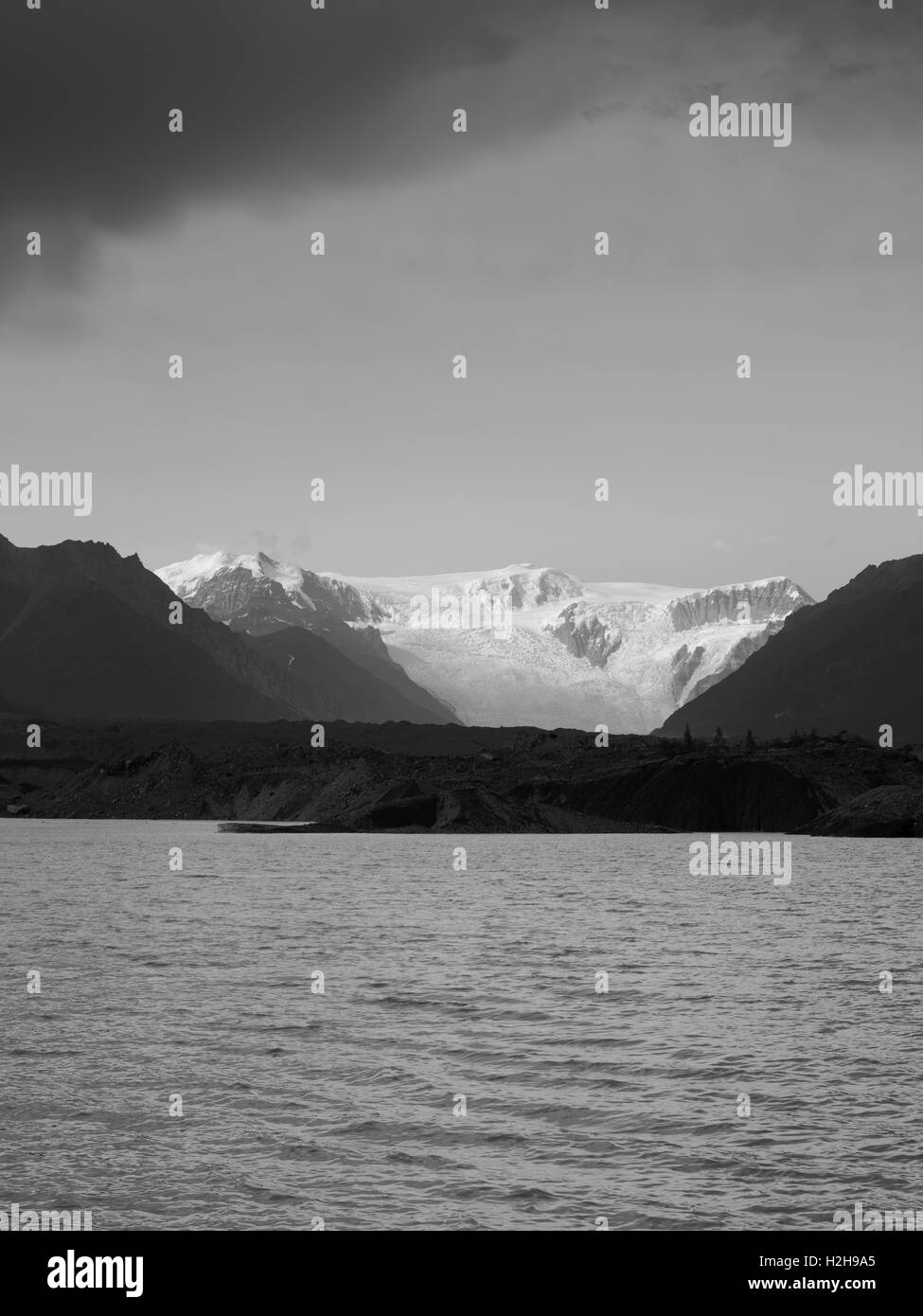 Il sole tramonta sulla radice vicino ghiacciaio McCarthy, Alaska. Foto Stock