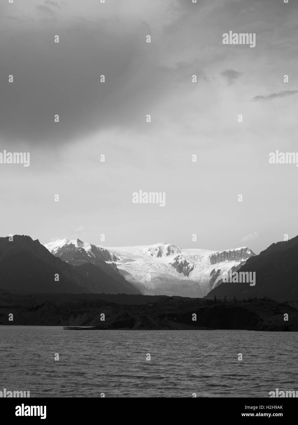 Il sole tramonta sulla radice vicino ghiacciaio McCarthy, Alaska. Foto Stock