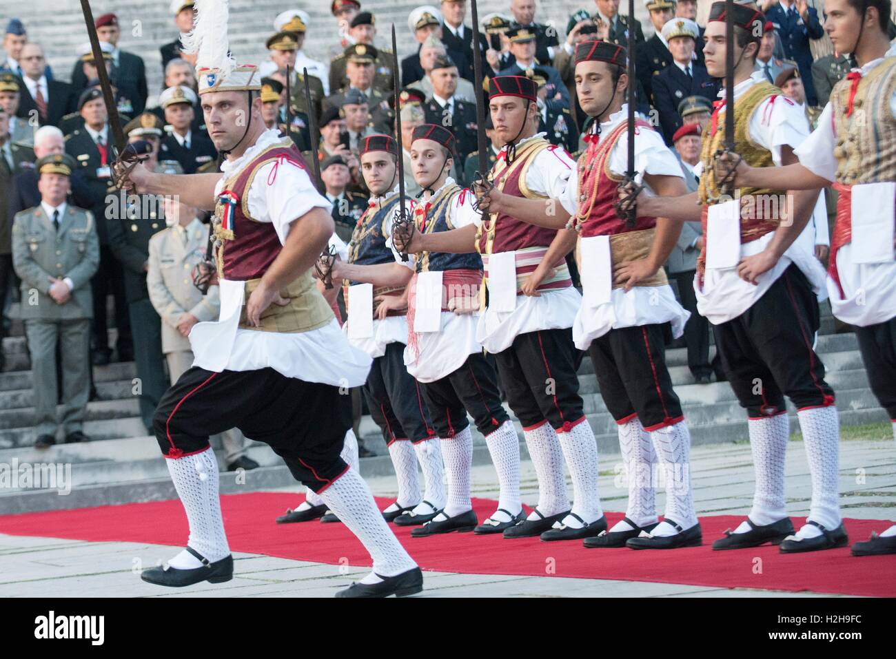 Folklore Society ballerini eseguono Kumpanija, un tradizionale croata ballo di spada, durante il militare della NATO Conferenza Comitato cerimonia di benvenuto presso la cucina Mestrovic Settembre 16, 2016 a Spalato, Croazia. Foto Stock