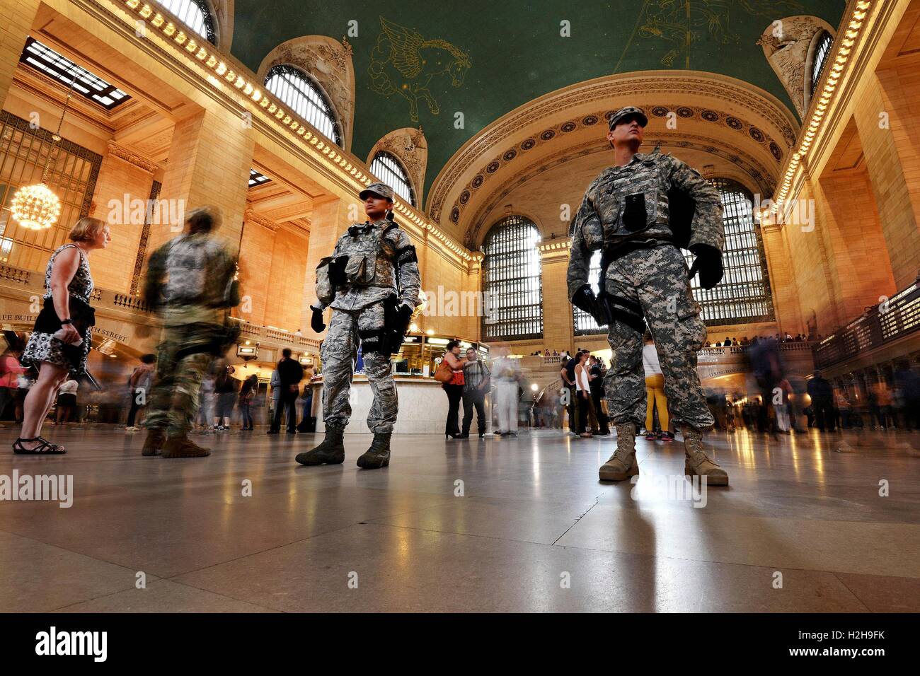Guardia Nazionale pattuglia di soldati Grand Central Station dopo i bombardamenti di Manhattan e New Jersey il 20 settembre 2016 a New York, New York. Foto Stock