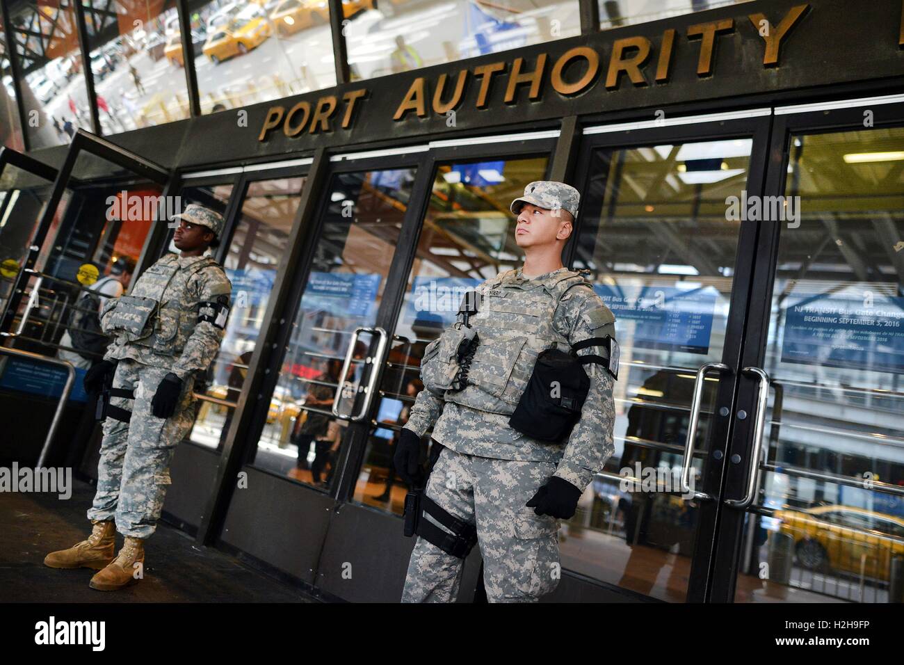 La Guardia Nazionale i soldati pattugliano la Port Authority Bus Terminal dopo i bombardamenti di Manhattan e il New Jersey, 21 settembre 2016 a New York, New York. Foto Stock
