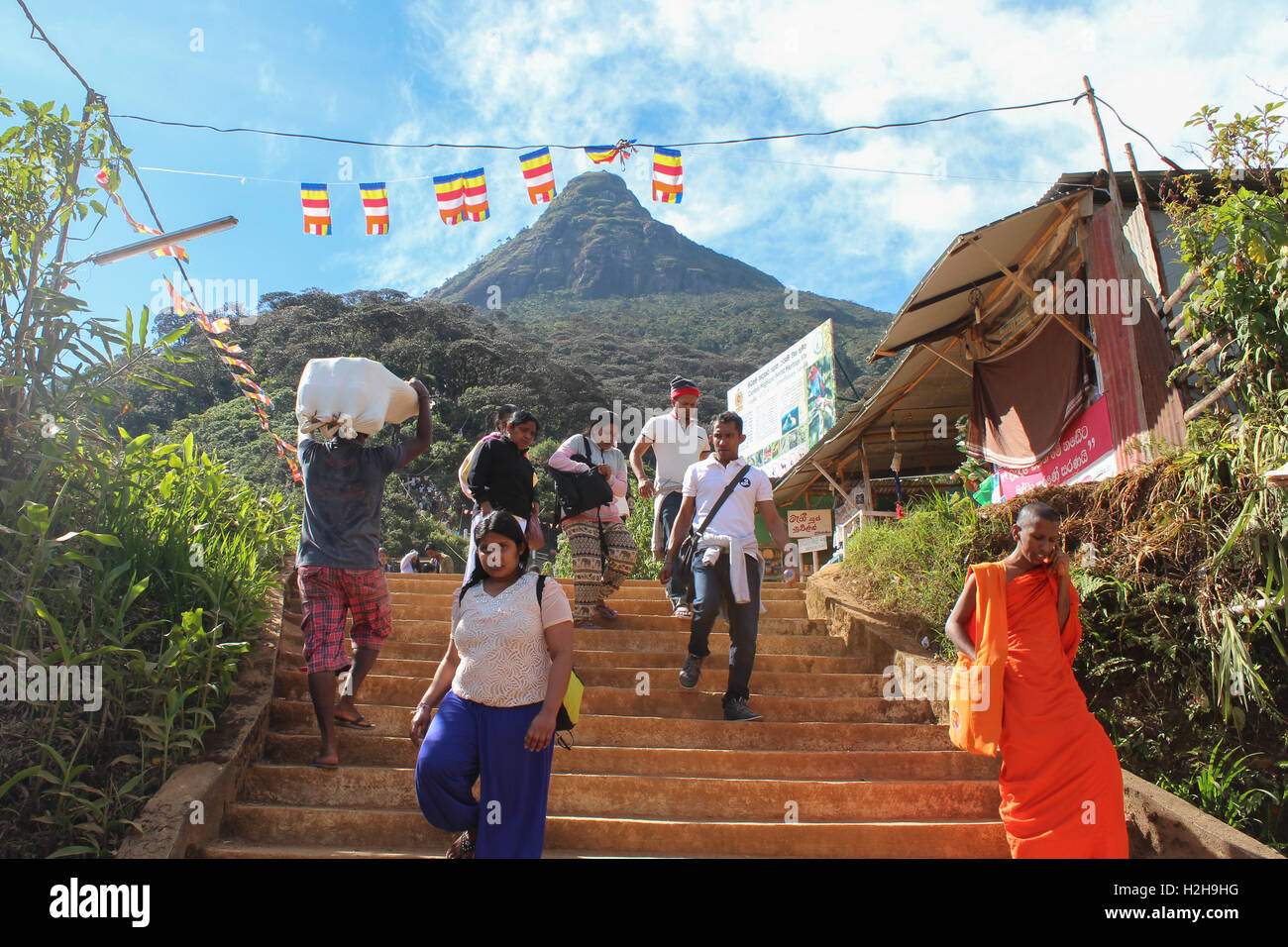 Persone che salgono Sri Pada o Adam's Peak passi, Sri Lanka Foto Stock