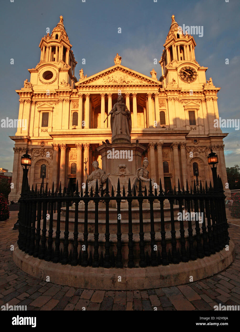 St Pauls Cathedral Londra di sera Foto Stock