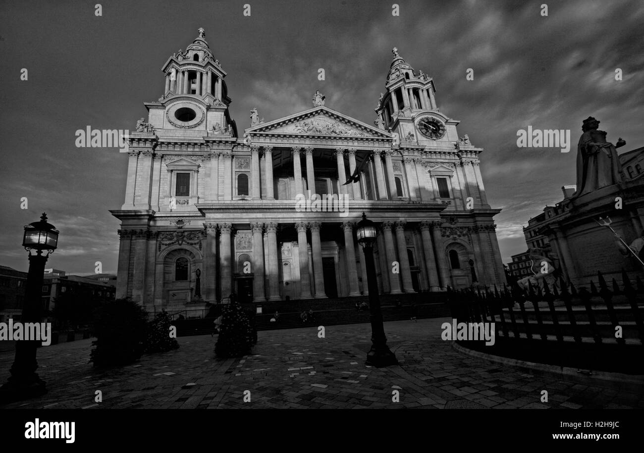 St Pauls Cathedral Londra di sera Foto Stock