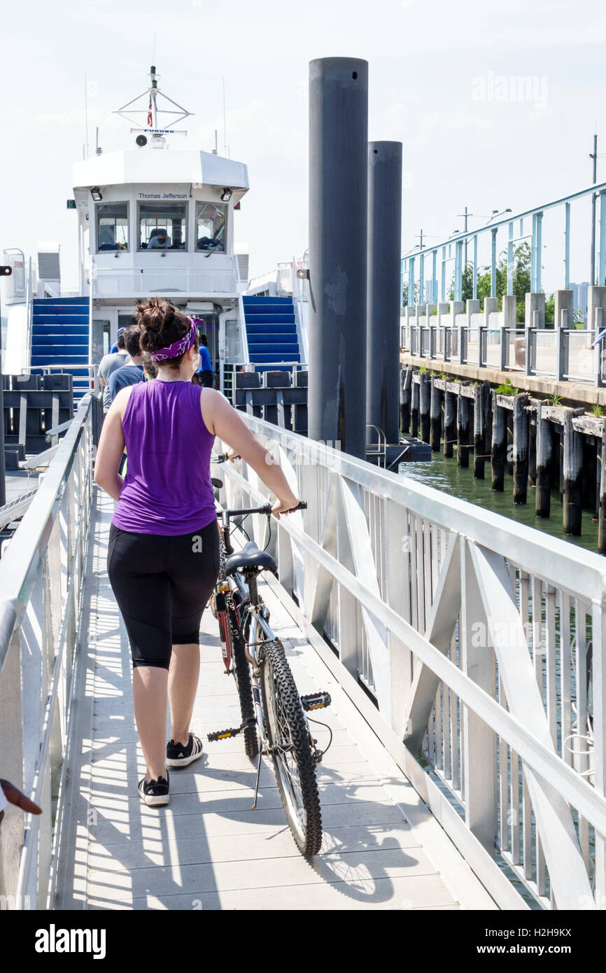 New York City, New York New York Brooklyn, Brooklyn Bridge Park Pier 6, Yankee Pier, Governors Island Ferry, barca, adulti, donne donne, bicicletta, bicicletta, ri Foto Stock