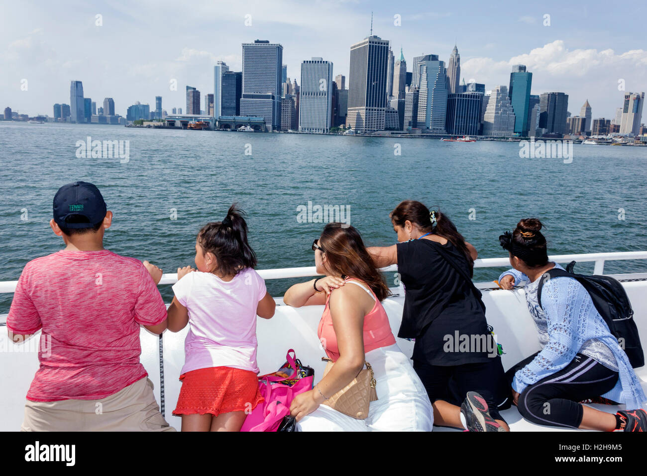 New York City,NY NYC,Brooklyn,New York Harbour,Brooklyn Bridge Park Pier 6,Governors Island Ferry,barca,passeggeri motociclisti,Manhattan skyl Foto Stock