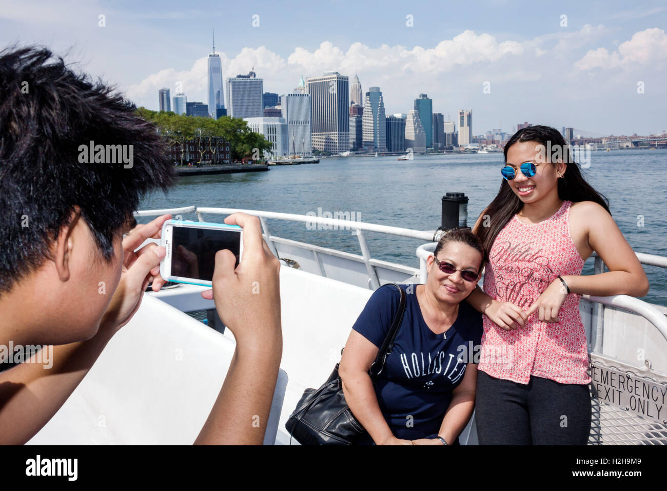 New York City,NY NYC,Brooklyn,New York Harbour,Brooklyn Bridge Park Pier 6,Governors Island Ferry,barca,passeggeri motociclisti,Manhattan skyl Foto Stock