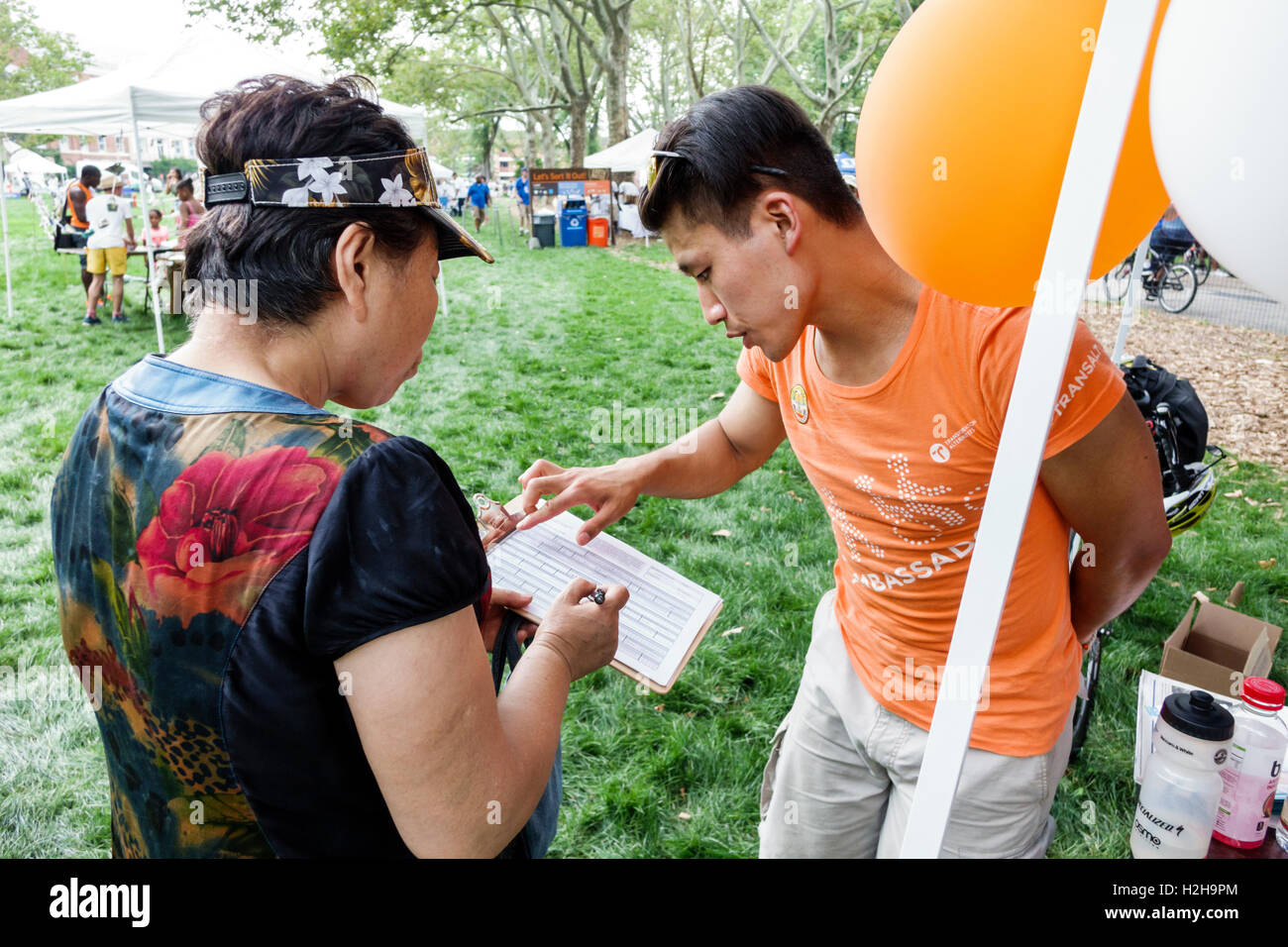 New York City,NY NYC,New York Harbour,Governors Island,City of Water Day,Harbour festival,famiglia famiglie genitori bambini, celebrazione,Tran Foto Stock