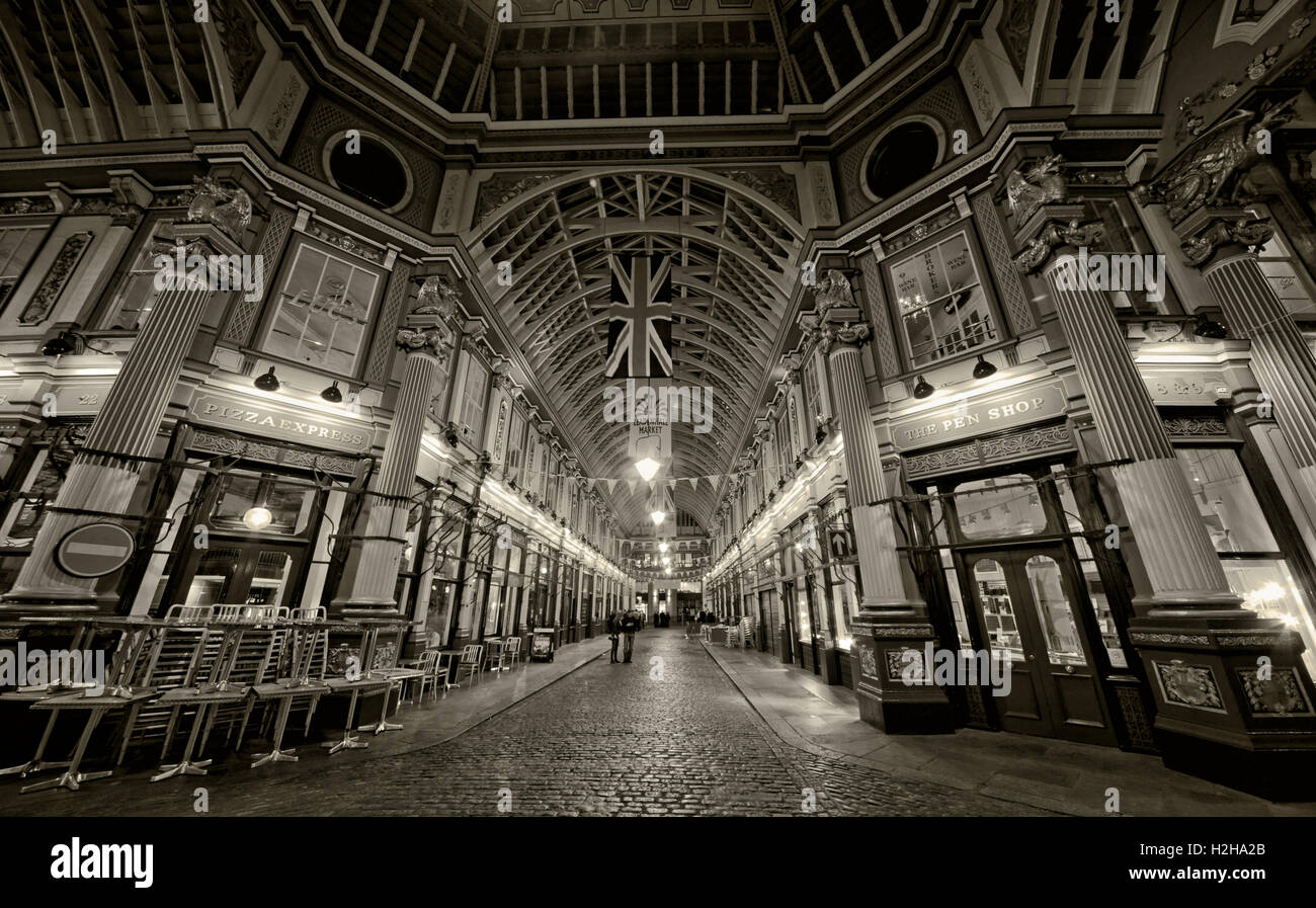 Mercato Leadenhall di notte,città di Londra,l'Inghilterra,UK - Panorama con la bandiera europea B/W Foto Stock