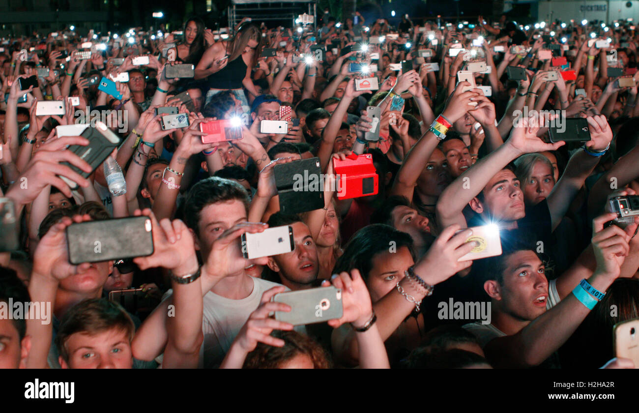 La folla di gente di scattare le foto con il telefono in un concerto estivo. Foto Stock