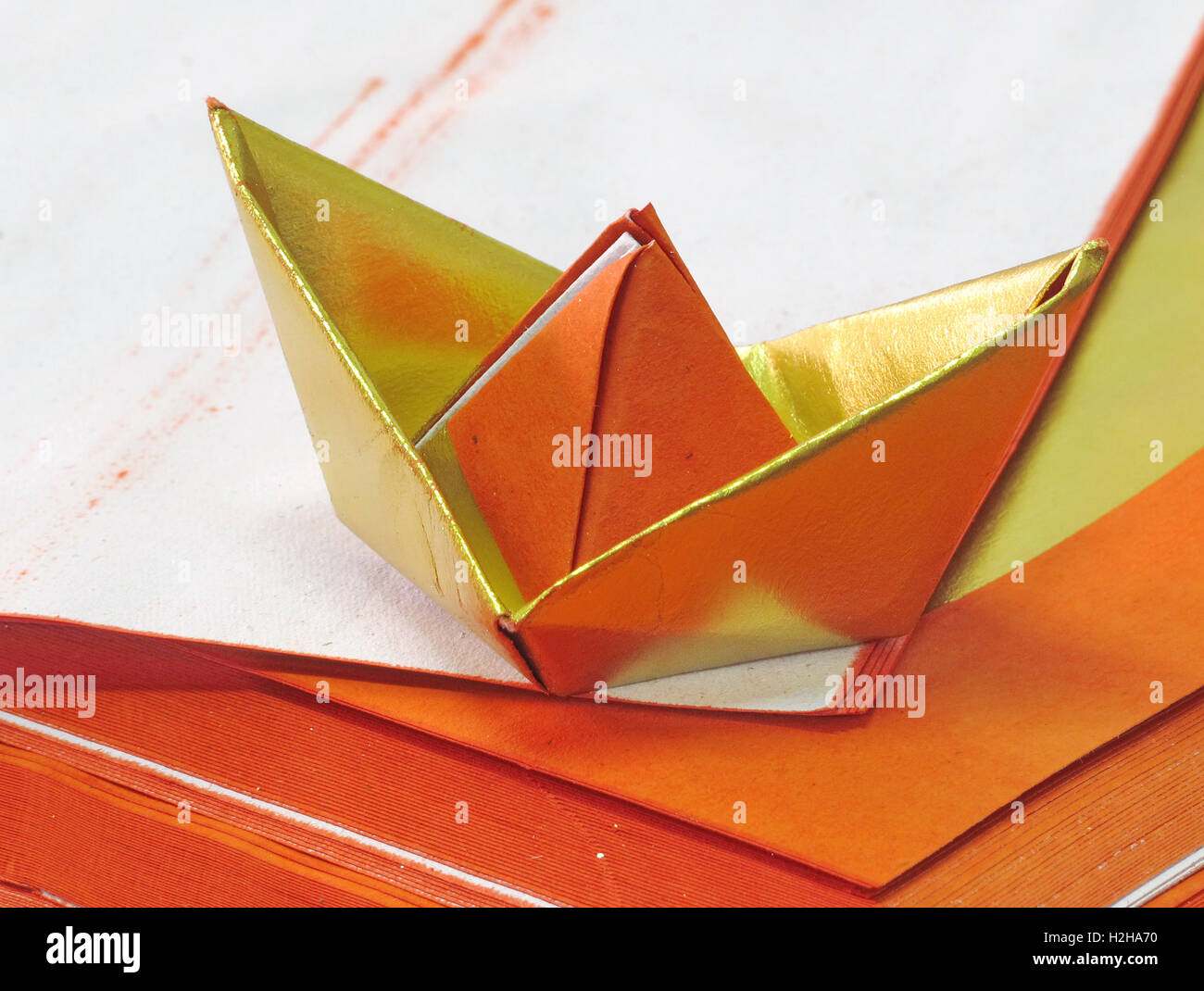 Chinese Gold uso di carta per fare un sacrificio al dio Foto Stock