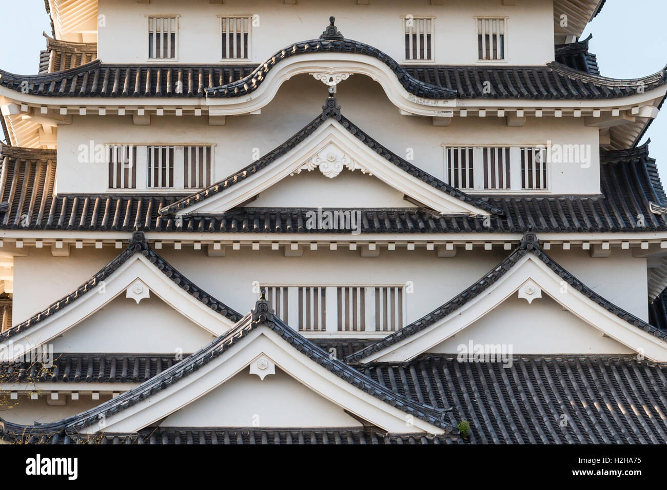 Giappone, Fukuyama castello. Close up tenshu, mantenere, mostrando il gables; piano più alto, Karahafu stile, con stile Chidorihafu qui di seguito. Foto Stock