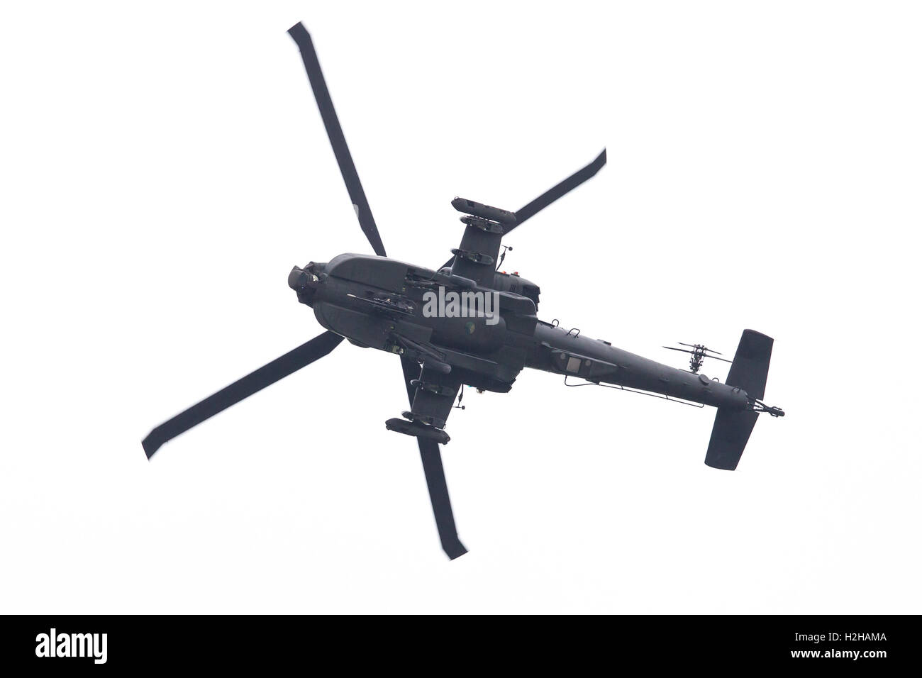 LEEUWARDEN, PAESI BASSI - giu 11, 2016: Boeing AH-64 attacco Apache elicottero volando una demo durante il Royal Netherlands Air Foto Stock