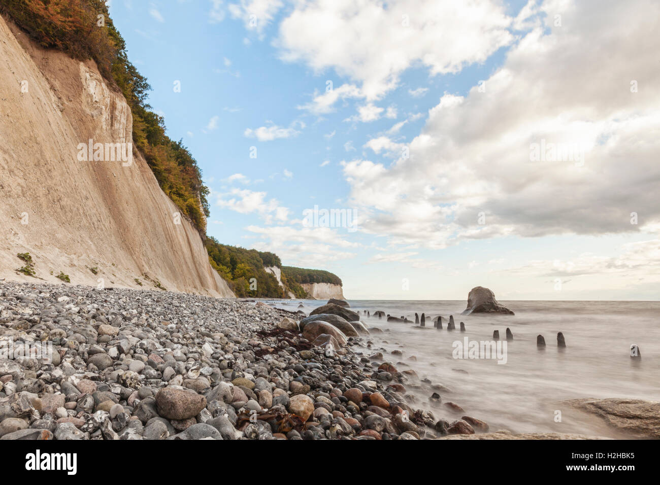 Costa est di Ruegen, Germania, con il suo famoso chalk scogliere a Jasmund National Park. Una lunga esposizione shot. Foto Stock