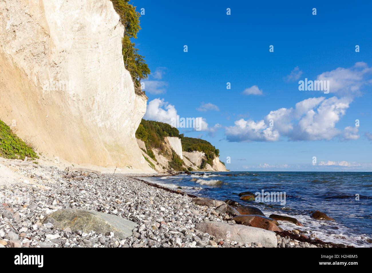 Costa est di Ruegen, Germania, con il suo famoso chalk scogliere a Jasmund National Park Foto Stock