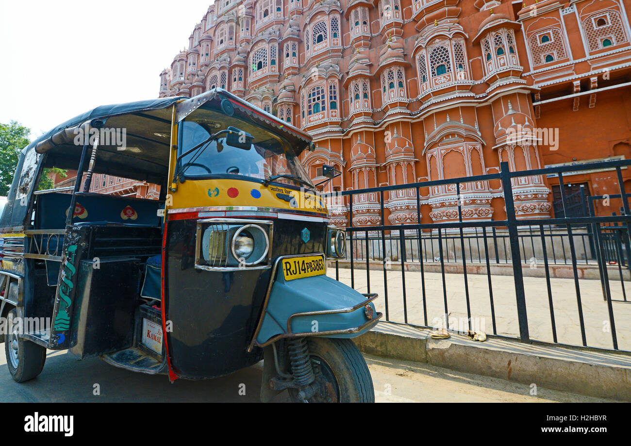 Auto Rickshaw di fronte Hawa Mahal di Jaipur Rajasthan,l'India Foto Stock