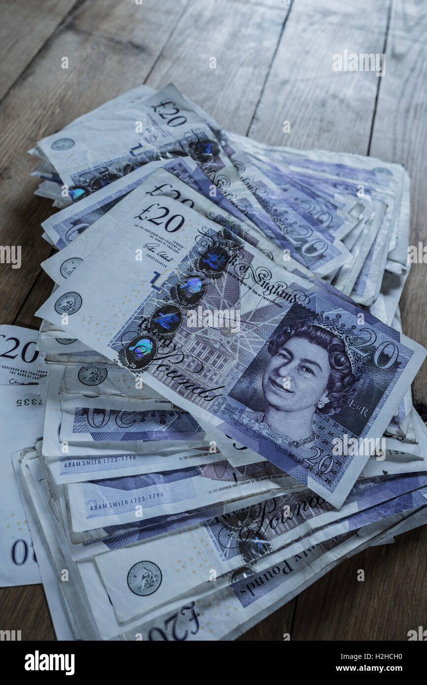 Pila di venti pound note. Foto Stock